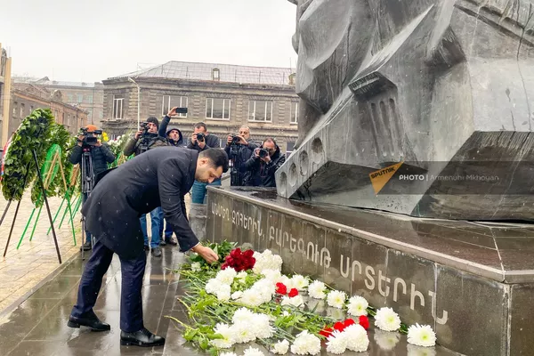 Вице-премьер Амбарцум Матевосян во время возложения цветов в память о жертвах землетрясения 1988 года (7 декабря 2022). Гюмриов в память о жертвах землетрясения 1988 года (7 декабря 2022). Гюмри - Sputnik Армения