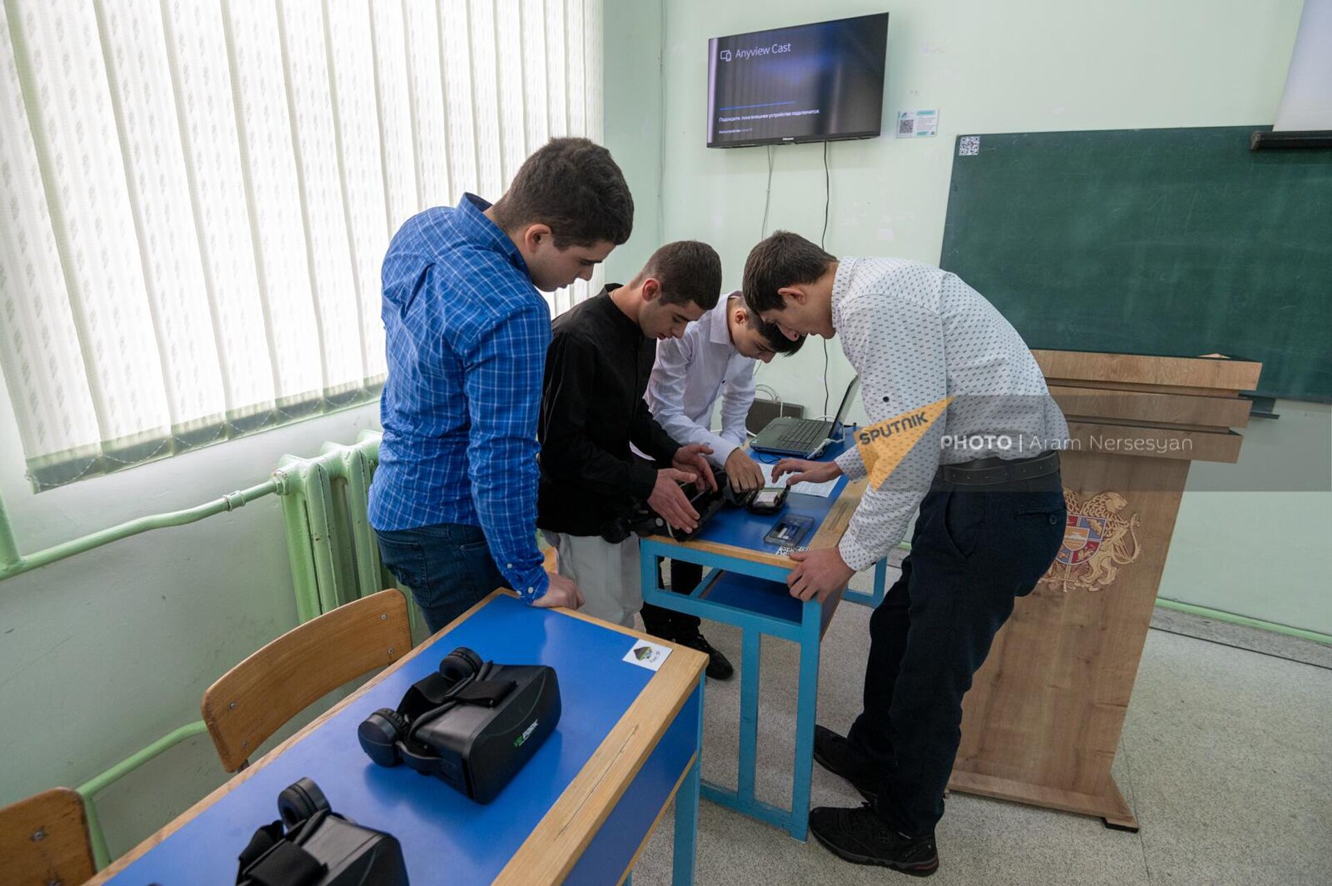 Армянские школьники вместе с учительницей создали приложение для защиты от землетрясения - Sputnik Արմենիա, 1920, 07.12.2022