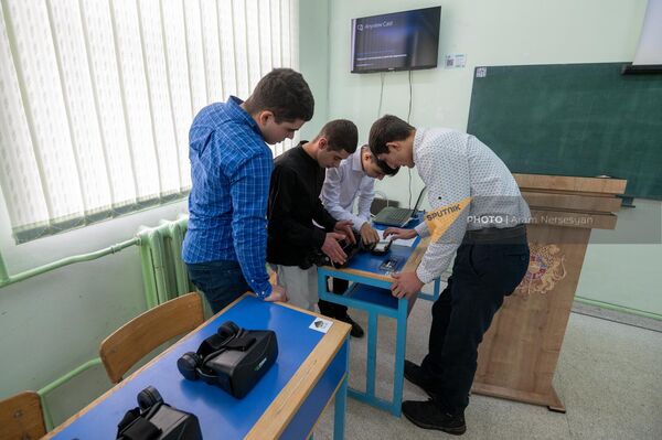Армянские школьники вместе с учительницей создали приложение для защиты от землетрясения - Sputnik Армения