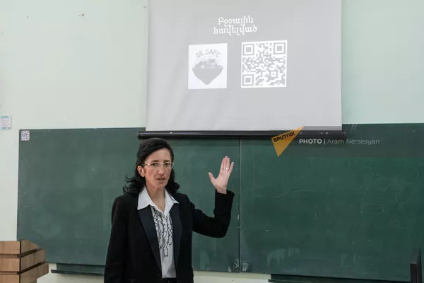 Армянские школьники вместе с учительницей создали приложение для защиты от землетрясения Армянские школьники вместе с учительницей создали приложение для защиты от землетрясения - Sputnik Армения