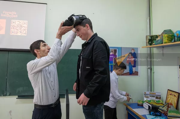 Армянские школьники вместе с учительницей создали приложение для защиты от землетрясения Армянские школьники вместе с учительницей создали приложение для защиты от землетрясения - Sputnik Армения