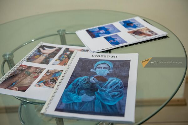 Каталоги с фотографиями СтритАрта на выставке художника Шанта Карапетяна - Sputnik Армения