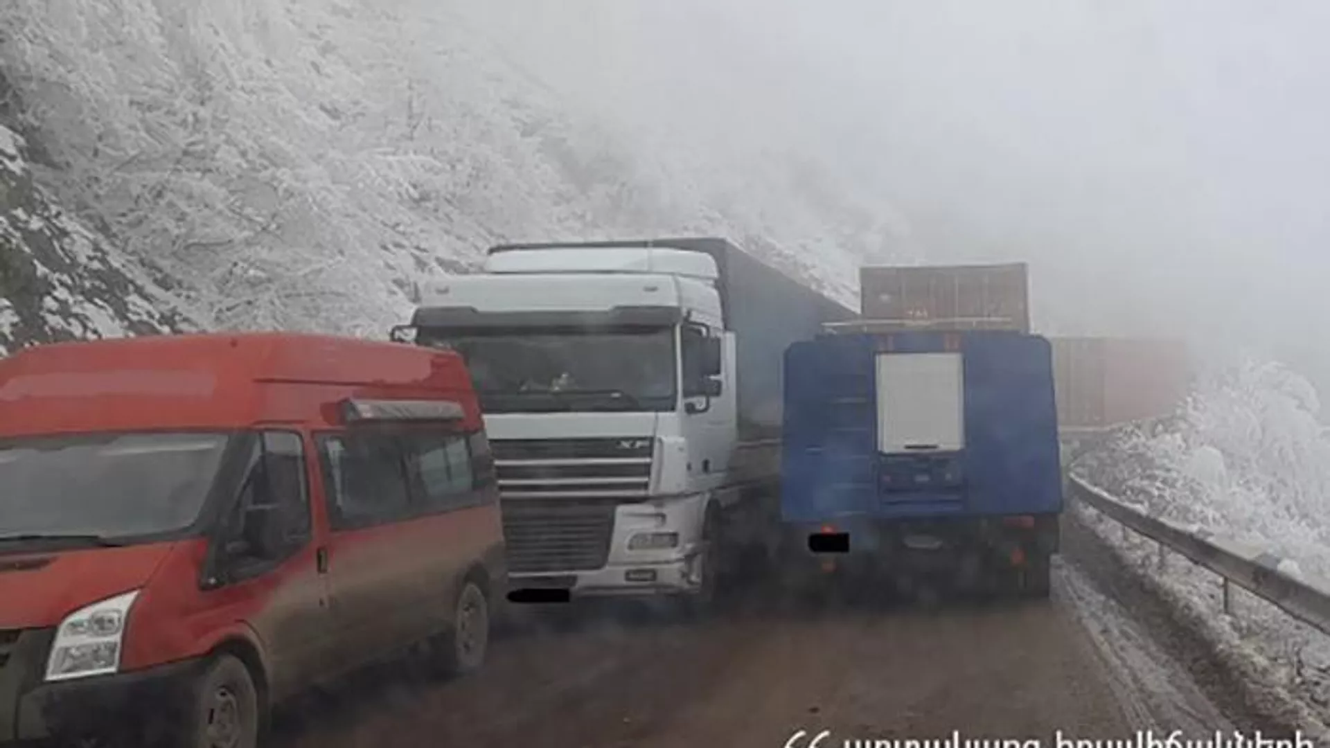Застрявшие из-за ДТП автомобили на трассе Татев - Мост Дьявола в Сюнике