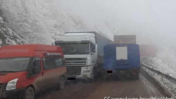 Застрявшие из-за ДТП автомобили на трассе Татев - Мост Дьявола в Сюнике - Sputnik Армения
