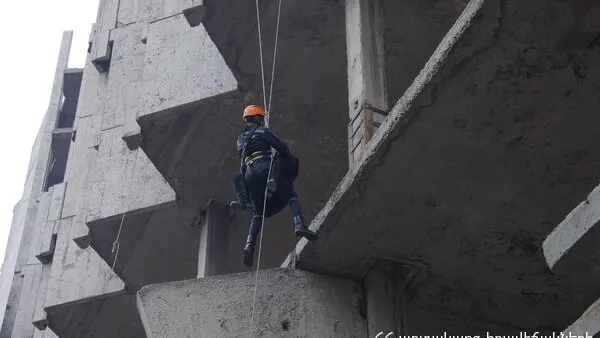 Учения на учебной базе МЧС Лусакерт на тему Организация и проведение пожарно-спасательных работ (8 декабря 2022). Еревaн - Sputnik Армения
