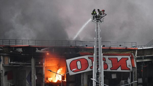 Пожарные тушат возгорание в магазине OBI в торговом центре МЕГА Химки (9 декабря 2022). Москвa - Sputnik Армения