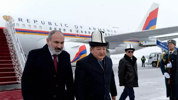 Премьер-министр Киргизии Акылбек Жапаров встречает премьер-министра Армении Никола Пашиняна в аэропорту Манас (9 декабря 2022). Бишкек - Sputnik Армения
