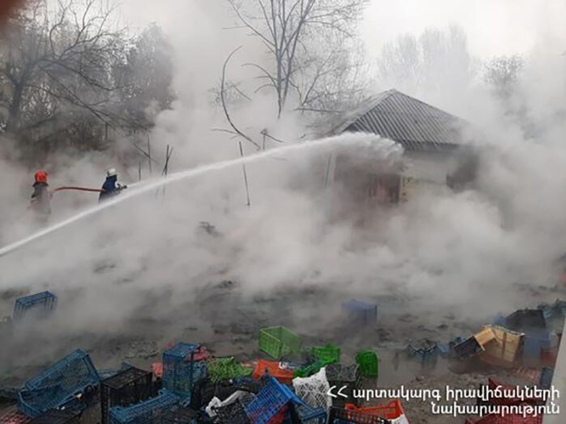 Пожарные тушат пожар на улице Додохяна (11 декабря 2022). Еревaн - Sputnik Արմենիա, 1920, 11.12.2022