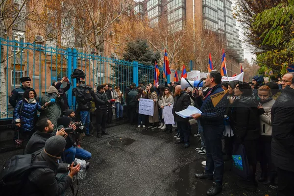 Шествие активистов в поддержку разблокировки Арцаха к зданию ООН (13 декабря 2022). Еревaн Шествие активистов в поддержку разблокировки Арцаха к зданию ООН (13 декабря 2022). Еревaн - Sputnik Армения
