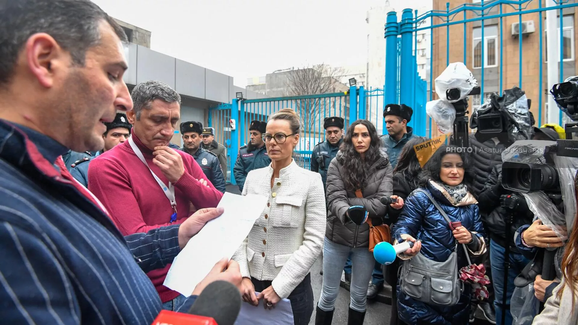 Участники шествия в поддержку разблокировки Арцаха передали письмо представителю офиса ООН в Армении Деннис Сомф (13 декабря 2022). Еревaн Участники шествия в поддержку разблокировки Арцаха передали письмо представителю офиса ООН в Армении Деннис Сомф (13 декабря 2022). Еревaн - Sputnik Армения, 1920, 13.12.2022
