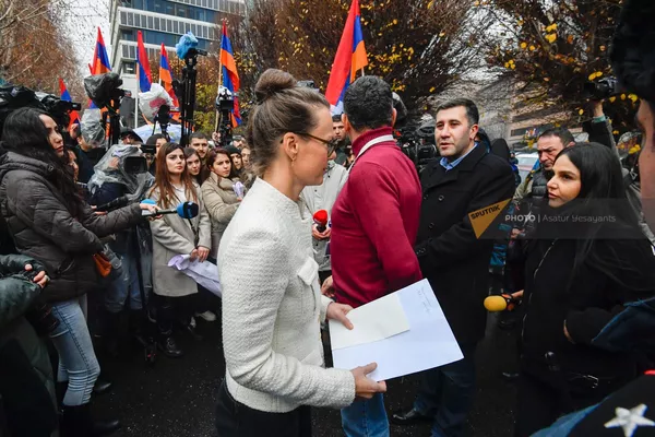 Участники шествия в поддержку разблокировки Арцаха передали письмо представителю офиса ООН в Армении Деннис Сомф (13 декабря 2022). Еревaн Участники шествия в поддержку разблокировки Арцаха передали письмо представителю офиса ООН в Армении Деннис Сомф (13 декабря 2022). Еревaн - Sputnik Армения