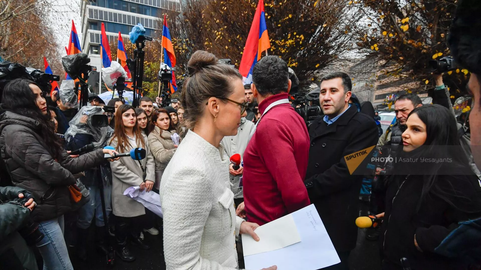 Участники шествия в поддержку разблокировки Арцаха передали письмо представителю офиса ООН в Армении Деннис Сомф (13 декабря 2022). Еревaн