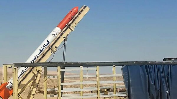 Испытательная ракета-буксир Саман для перемещения спутников на орбиту Земли, перед запуском (4 октября 2022). Иран - Sputnik Армения