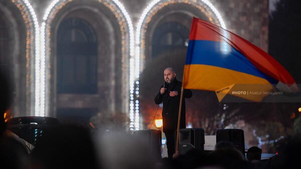 Армен Ашотян выступает на площади Республики во время акции протеста у Дома правительства (14 декабря 2022). Еревaн - Sputnik Армения