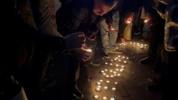 Կառավարության դիմաց բողոքի ակցիա իրականացնողները մոմեր վառեցին տոնածառի հարակից տարածքում - Sputnik Արմենիա