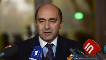 Посол по особым поручениям Эдмон Марукян отвечает на вопросы журналистов после заседания правительства (15 декабря 2022). Еревaн