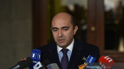 Посол по особым поручениям Эдмон Марукян отвечает на вопросы журналистов после заседания правительства (15 декабря 2022). Еревaн
