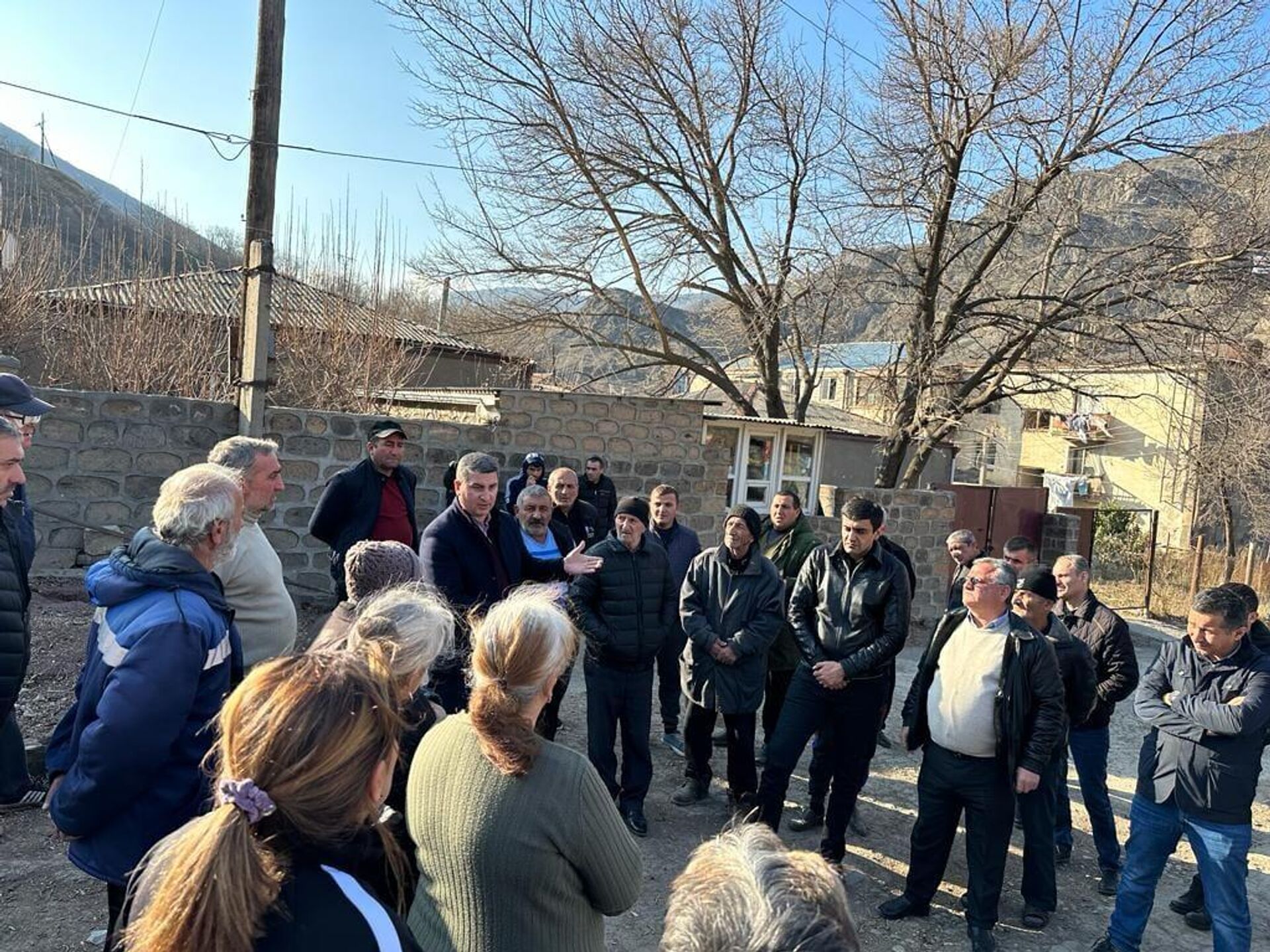 Министр территориального управления и инфраструктур Гнел Саносян в сопровождении губернатора Сюникской области и мэра общины посетил поселки Шурнух, Дагразаван и Воротан (15 декабря 2022). Сюник - Sputnik Армения, 1920, 15.12.2022