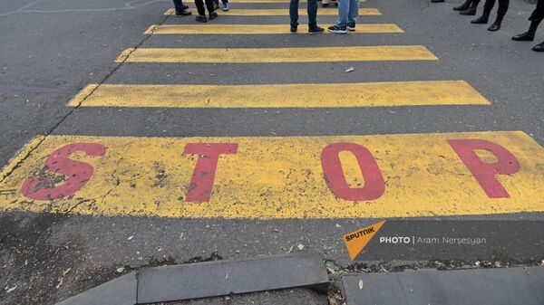Надпись Stop на зебре. Архивное фото - Sputnik Армения