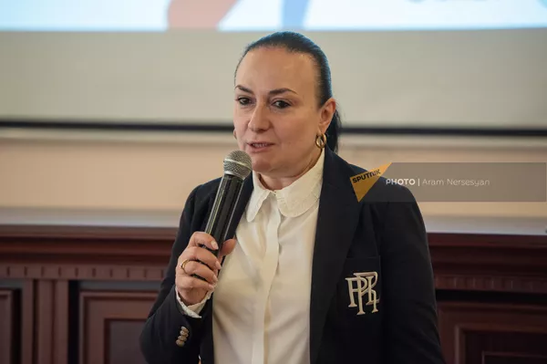 Ректор Армянского государственного педагогического университета Србуи Геворкян на встрече участников международной Школы молодого лидера, в которой приняли  участие 40 победителей конкурса Русский язык: моя формула успеха из Армении, Беларуси, Кыргызстана и Таджикистана (15 декабря 2022). Еревaн - Sputnik Армения