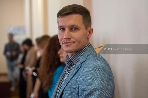 Начальник отдела международных проектов и программ Северо-Кавказского федерального университета Владимир Самойленко на встрече участников международной Школы молодого лидера, в которой приняли  участие 40 победителей конкурса Русский язык: моя формула успеха из Армении, Беларуси, Кыргызстана и Таджикистана (15 декабря 2022). Еревaн - Sputnik Армения