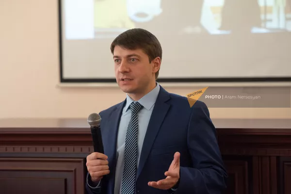 Ректор Северо-Кавказского федерального университета Дмитрий Беспалов на встрече участников международной Школы молодого лидера, в которой приняли  участие 40 победителей конкурса Русский язык: моя формула успеха из Армении, Беларуси, Кыргызстана и Таджикистана (15 декабря 2022). Еревaн - Sputnik Армения