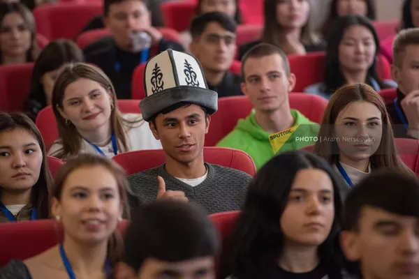 Завершающая встреча участников международной Школы молодого лидера, в которой приняли  участие 40 победителей конкурса Русский язык: моя формула успеха из Армении, Беларуси, Кыргызстана и Таджикистана (15 декабря 2022). Еревaн - Sputnik Армения