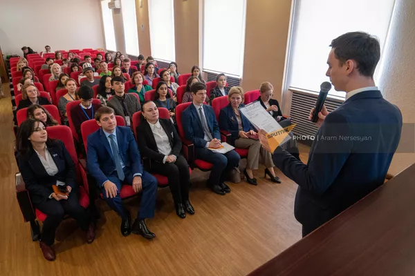 Встреча участников международной Школы молодого лидера, в которой приняли  участие 40 победителей конкурса Русский язык: моя формула успеха из Армении, Беларуси, Кыргызстана и Таджикистана (15 декабря 2022). Еревaн - Sputnik Армения