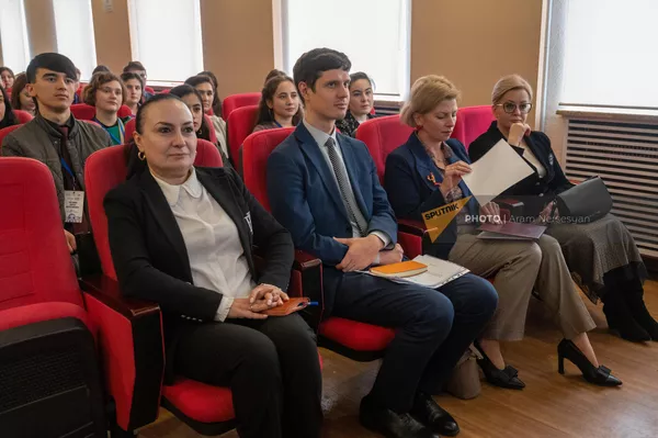 Завершающая встреча участников международной Школы молодого лидера, в которой приняли  участие 40 победителей конкурса Русский язык: моя формула успеха из Армении, Беларуси, Кыргызстана и Таджикистана (15 декабря 2022). Еревaн - Sputnik Армения