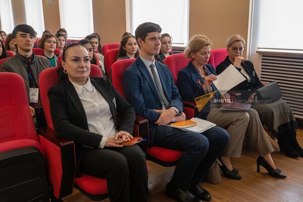 Երիտասարդ առաջնորդների դպրոցի մասնակիցների հանդիպման ժամանակ - Sputnik Արմենիա