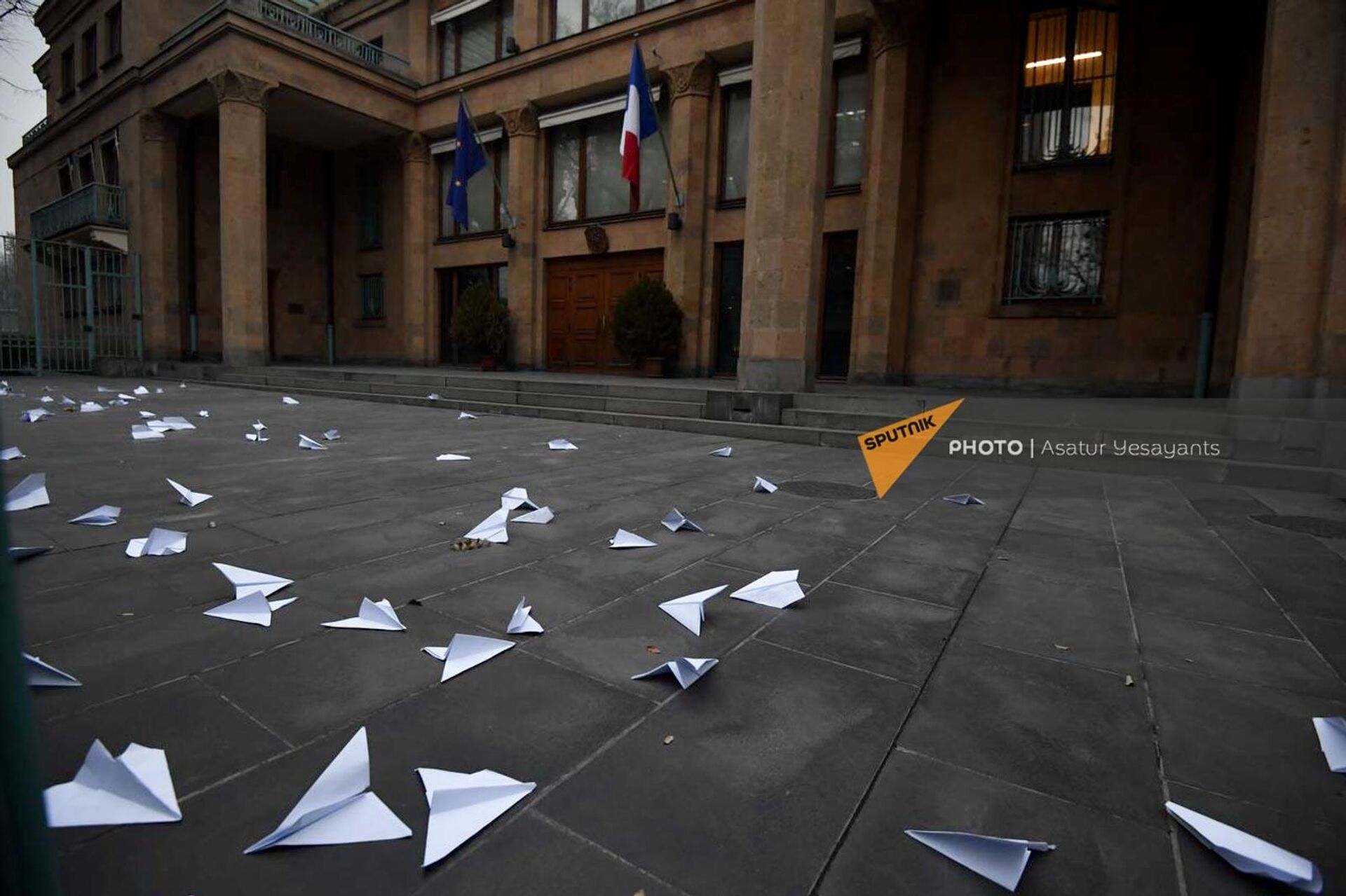 Участники акции с требованием разблокировки Лачинского коридора у посольства Франции пускают бумажные самолетики (15 декабря 2022). Еревaн - Sputnik Արմենիա, 1920, 15.12.2022