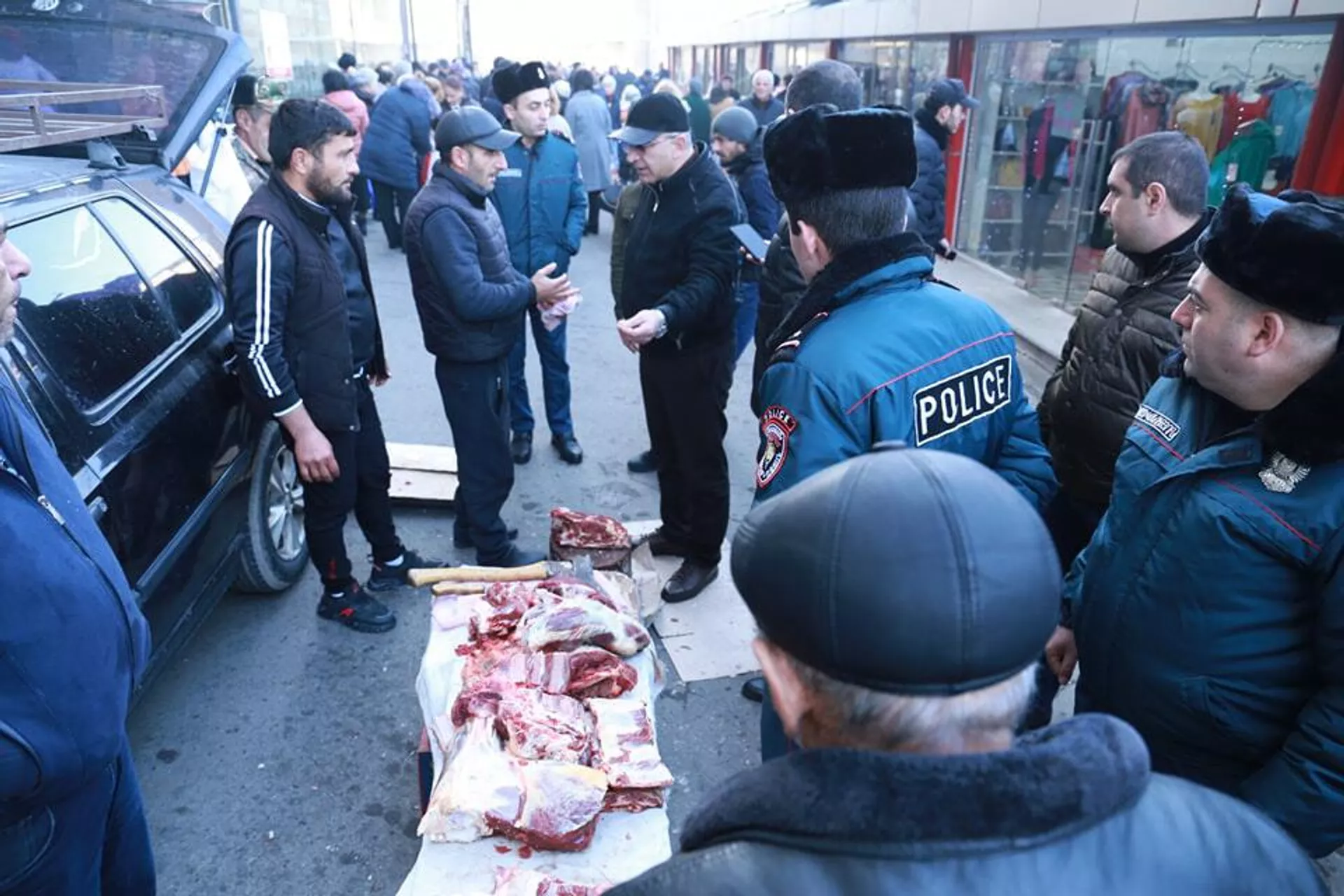 Сотрудники администрации района Нор Норк и полиции проверили территорию рынка 9-го массива Нор Норка (17 декабря 2022). Еревaн Сотрудники администрации района Нор Норк и полиции проверили территорию рынка 9-го массива Нор Норка (17 декабря 2022). Еревaн - Sputnik Армения, 1920, 18.12.2022