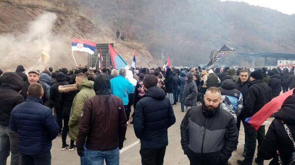 Сербы прошли через первую линию полицейского кордона на КПП Ярине, жгут фаеры и скандируют Косово - сердце Сербии - Sputnik Армения