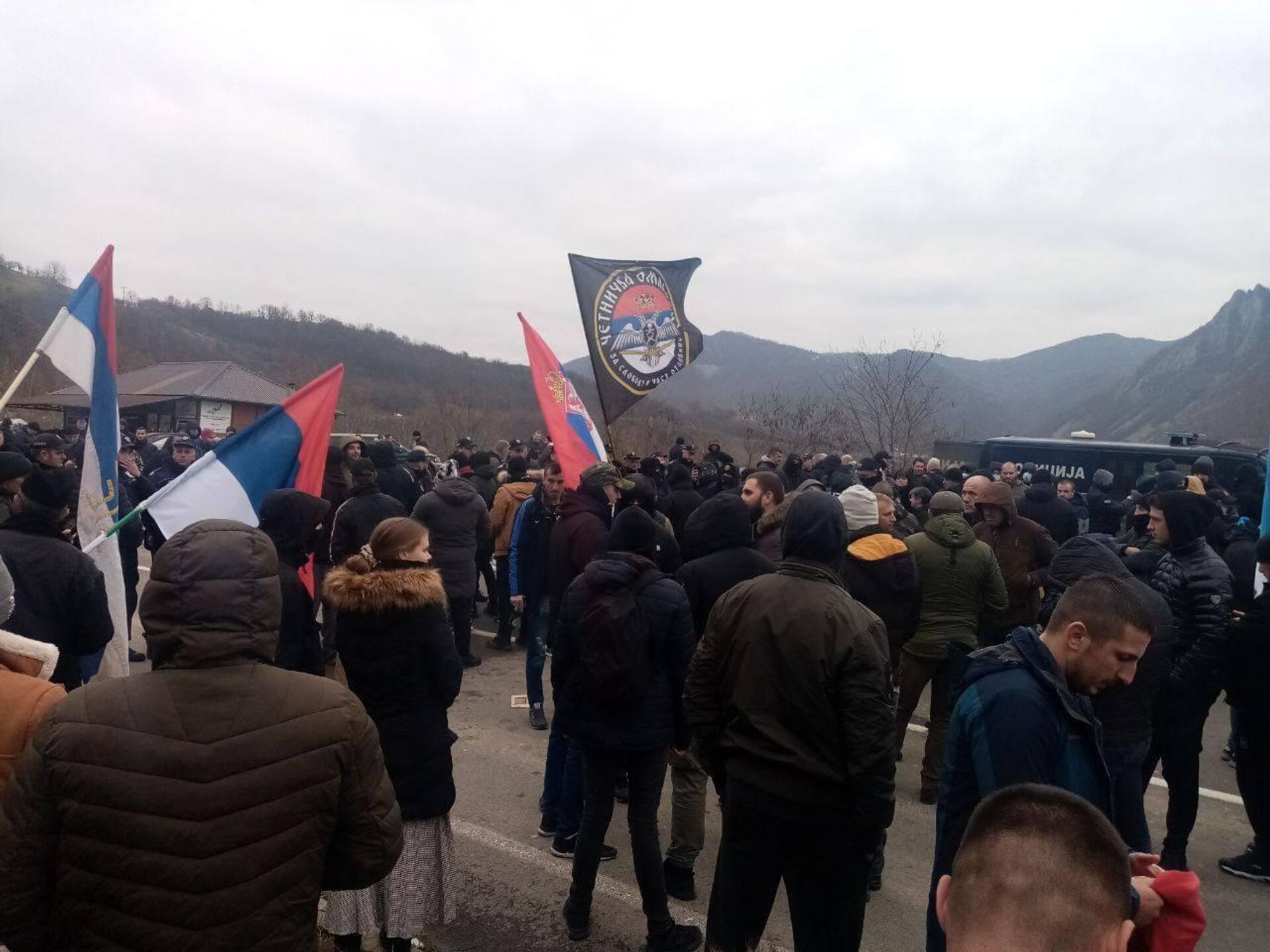 Сербы прошли через первую линию полицейского кордона на КПП Ярине, жгут фаеры и скандируют Косово - сердце Сербии - Sputnik Արմենիա, 1920, 18.12.2022