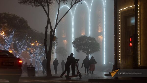 Люди прогуливаются на площади Республики в туманный вечер - Sputnik Армения