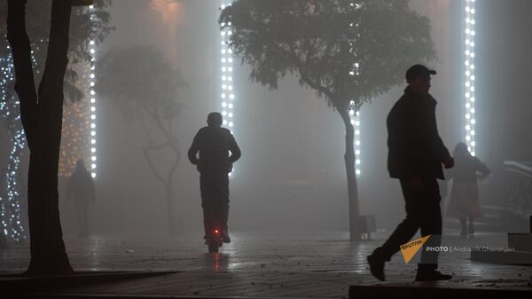 Люди прогуливаются на площади Республики в туманный вечер - Sputnik Армения