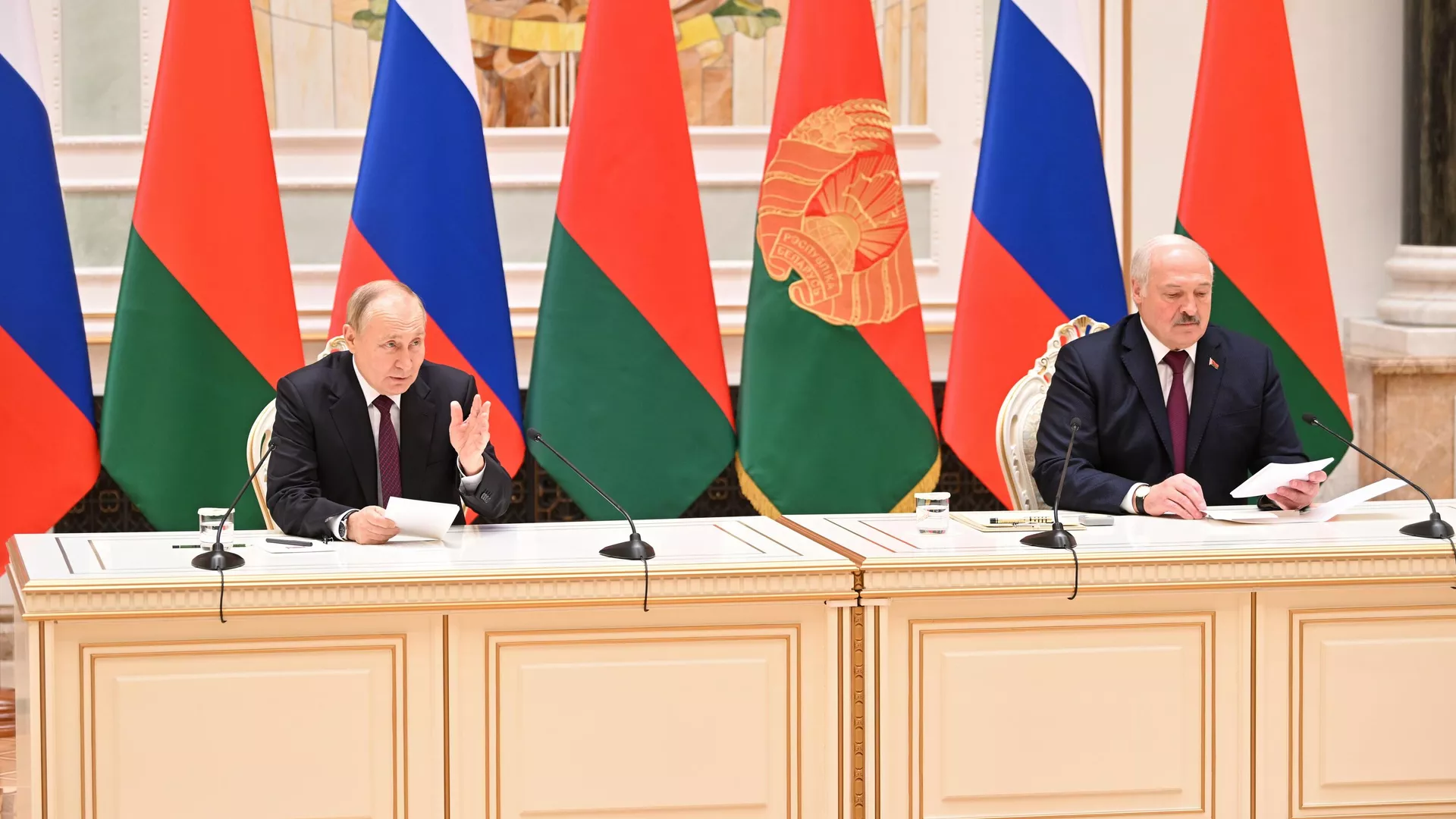 Президенты РФ и Белоруссии Владимир Путин и Александр Лукашенко во время совместного заявления по итогам российско-белорусских переговоров (19 декабря 2022). Минск Президенты РФ и Белоруссии Владимир Путин и Александр Лукашенко во время совместного заявления по итогам российско-белорусских переговоров (19 декабря 2022). Минск - Sputnik Армения, 1920, 19.12.2022