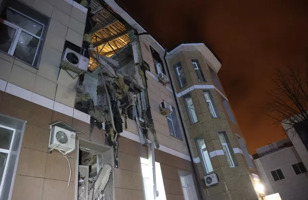 Один из корпусов Донецкого клинического территориального медицинского объединения (ДоКТМО) больницы им. Калинина, частично разрушенный в результате обстрела ВСУ Калининского района (20 декабря 2022). Донецк