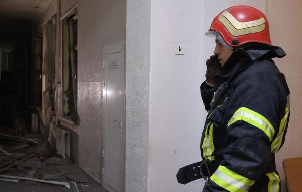 Сотрудник спасательной службы МЧС ДНР в здании больницы после обстрела - Sputnik Армения