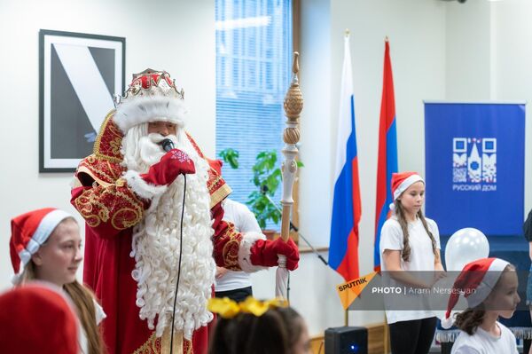 Дед Мороз в Русском Доме (20 декабря 2022). Еревaн - Sputnik Армения