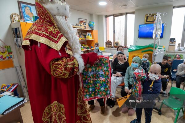 Дед Мороз в Гематологическом центре им. Йоляна (20 декабря 2022). Еревaн - Sputnik Армения