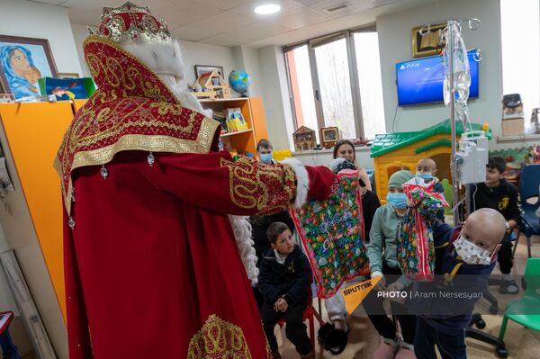 Дед Мороз в Гематологическом центре им. Йоляна (20 декабря 2022). Еревaн - Sputnik Армения