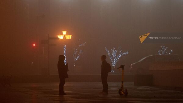 Люди на площади Республики в туманный вечер - Sputnik Армения
