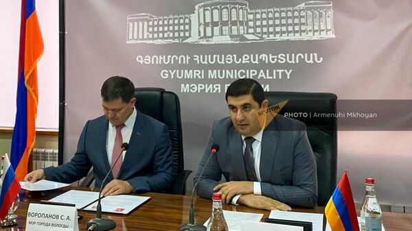 Мэры Гюмри и Вологды Вардгес Самсонян и Сергей Воропанов подписали соглашение о городах-побратимах (21 декабря 2022). Гюмри - Sputnik Армения