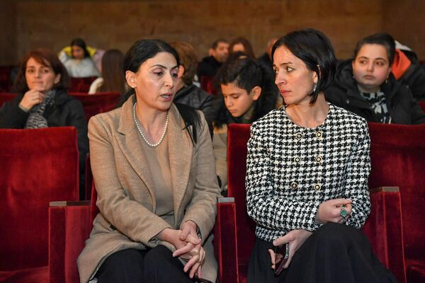 Министр ОНКС Жанна Андреасян встретилась с арцахскими детьми, оставшимися в Армении вследствие перекрытия дороги в Бердзоре (21 декабря 2022). Горис - Sputnik Армения
