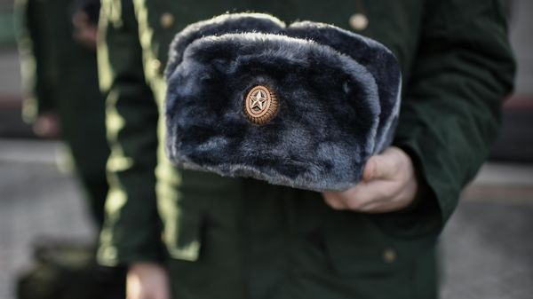 Военная шапка-ушанка в руке новобранца - Sputnik Армения