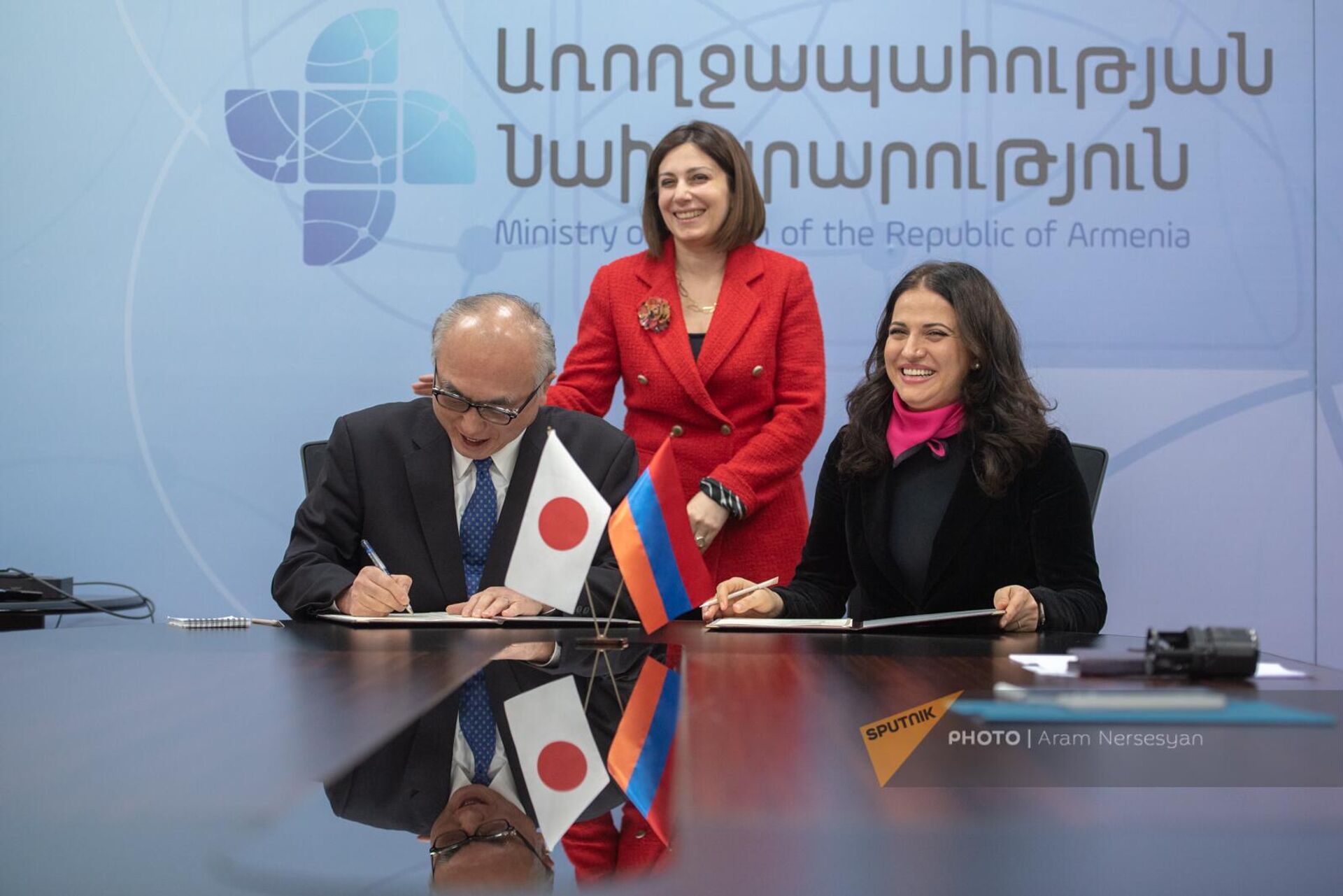 Посол Японии в Армении Фукусима Масанори, министр здравоохранения Анаит Аванесян и директор Фонда Азнавур Кристина Азнавур (Саркисян) на подписании меморандума между правительством Японии и фондом Азнавур (21 декабря 2022). Еревaн - Sputnik Армения, 1920, 21.12.2022