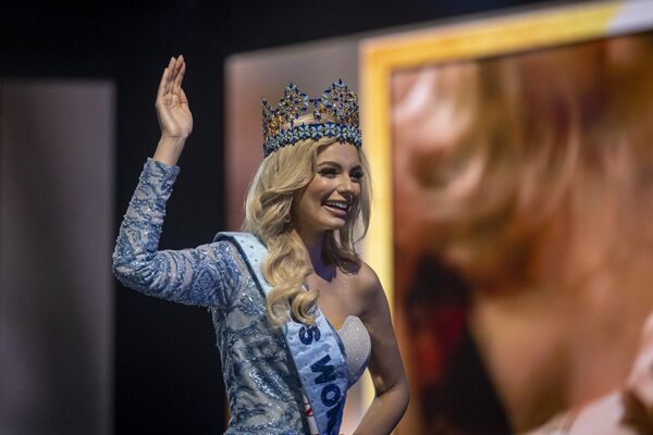 Мисс Польша Каролина Белавска после победы на 70-м конкурсе красоты &quot;Мисс мира&quot; - Sputnik Армения
