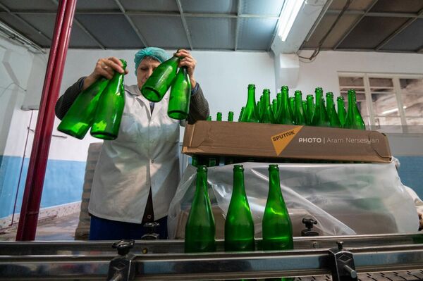 Работница Ереванского завода шампанских вин сортирует бутылки в цехе по розливу вин - Sputnik Армения