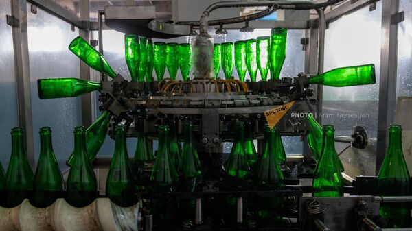 Цех по розливу вин в Ереванском заводе шампанских вин - Sputnik Արմենիա